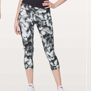 LULULEMON speed up crop 21”